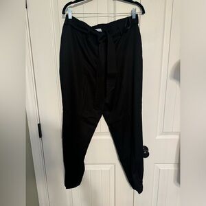 Antonio Melani size 14 belted capri pant- black EUC